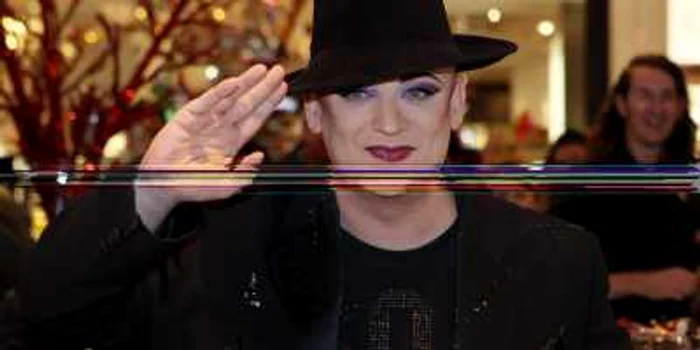 Boy George a cerut să fie cazat la un hotel de cinci stele, într-o cameră dublă/ Foto: waisthigh.com