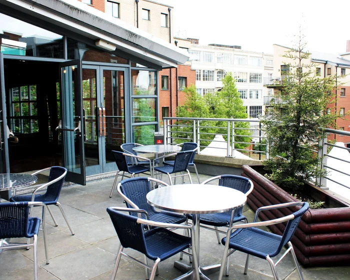 Așa arată terasa barului Rain din Manchester