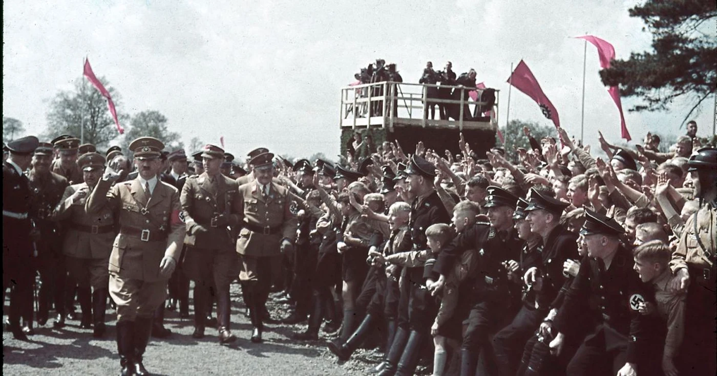 Hitler, în vizită la o fabrică Volkswagen, în 1938. FOTO Time & Life Pictures/Getty Images