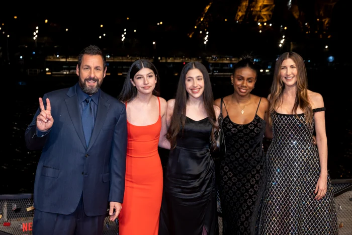 Adam Sandler alături de cele două fiice ale sale și soția, în dreapta.