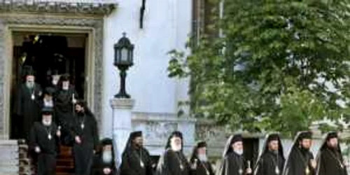 După ce-şi fac datoria faţă de Dumnezeu, înalţii prelaţi se întorc la afaceri pentru umflarea conturilor bancare  Foto: Lucian Muntean