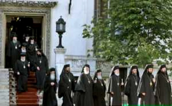 După ce-şi fac datoria faţă de Dumnezeu, înalţii prelaţi se întorc la afaceri pentru umflarea conturilor bancare Foto: Lucian Muntean