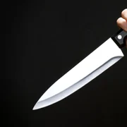 Bărbatul și-a înfipt cuțitul în gât 