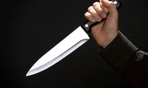 Bărbatul și-a înfipt cuțitul în gât 