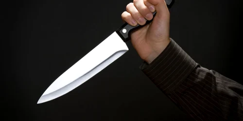 Bărbatul și-a înfipt cuțitul în gât 