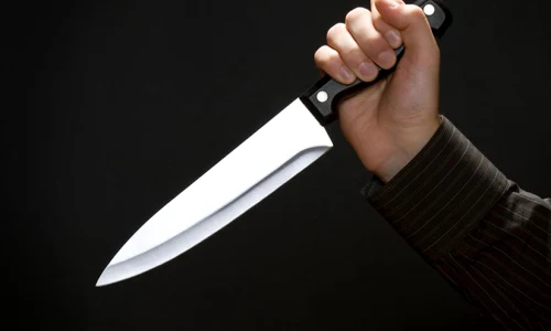 Bărbatul și-a înfipt cuțitul în gât 