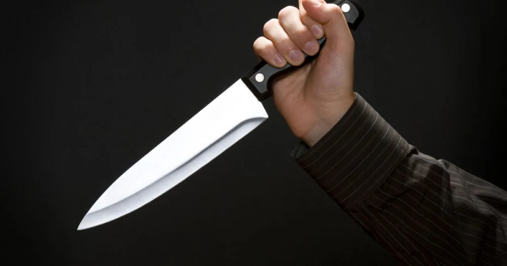 Teroare într-un supermarket din Cluj: un bărbat înarmat cu un cuțit a amenințat clienții și a atacat un paznic