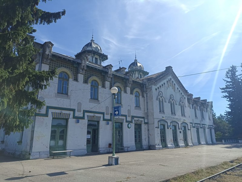 Gara Regală Curtea de Argeș, construită de Carol I într-un singur an, „dărâmată” de birocrație. Amânări nesfârșite ale reabilitării 