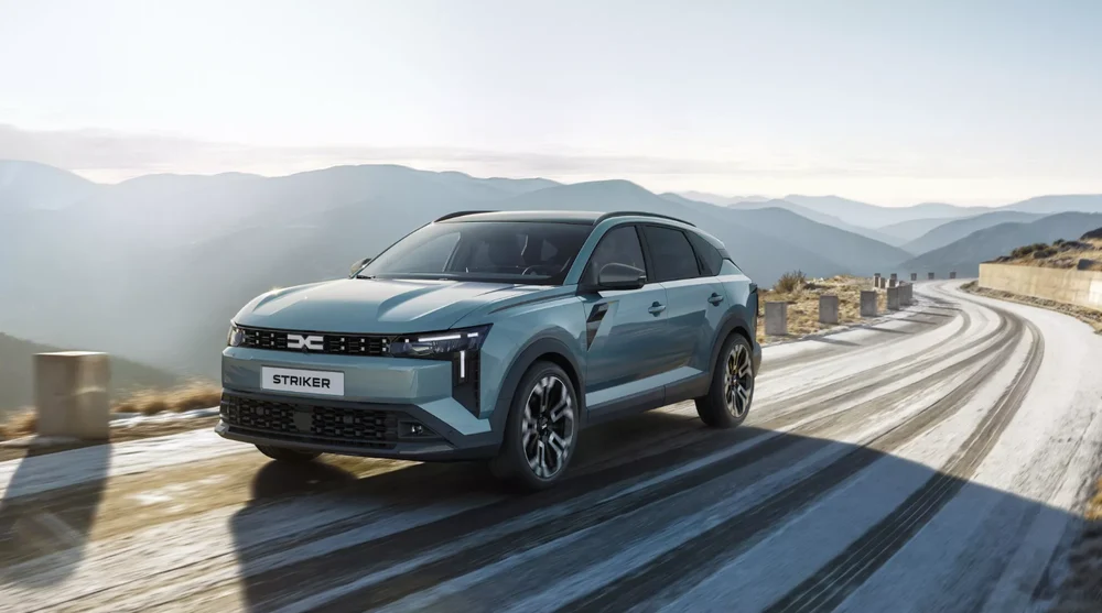 Dacia a prezentat noul crossover Striker. Modelul va avea motorizări hibride și GPL, cu preț de pornire sub 25.000 de euro