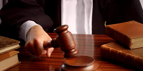 baza   ciocan judecator shutterstock 2080475 2 jpeg