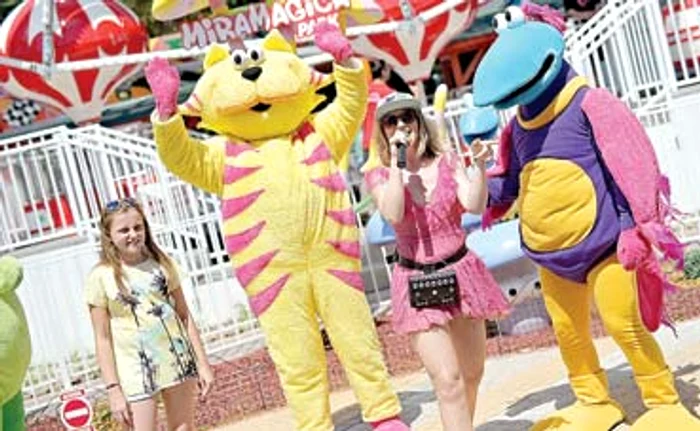 
    Geanta Corinei se  prinde în talie, aşa  că o poate lua  şi pe scenă  