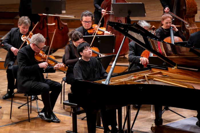 Mao Fujita și instrumentiști ai Cameratei Salzburg © Andrea Humer