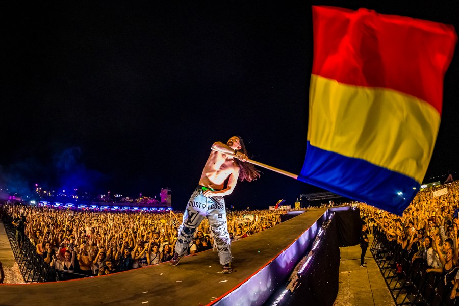 Momentul „Cake Me!” la Neversea. Peste 72.000 de oameni au vrut o „felie” de tort de la Steve Aoki | VIDEO