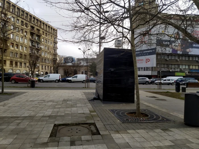 Toaleta publică de pe Bulevardul Magheru zace acum sigilată deși ar trebui deschisă: Foto: Blitz
