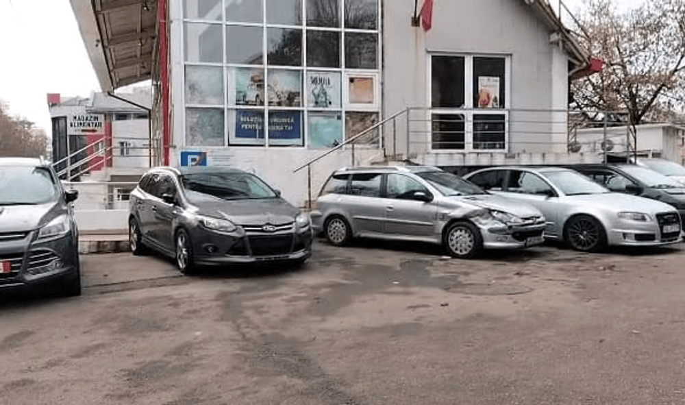 O femeie beată a intrat cu mașina în Orășelul Copiilor din Galați. Ce stricăciuni a provocat