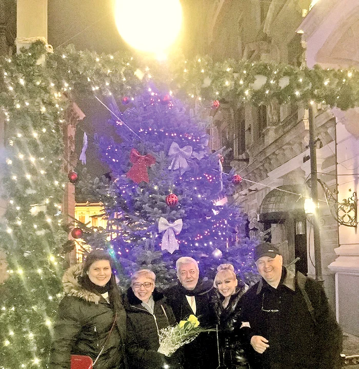 
    Ion Dichiseanu şi Simona Florescu  (în centru) au divorţat în 2009, iar de  atunci s-au comportat ca doi străini  