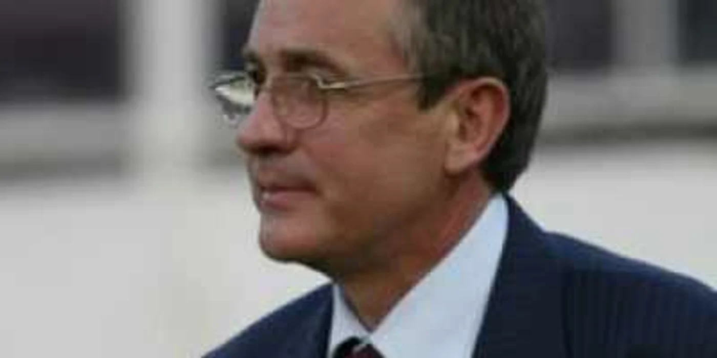 FOTBAL FRF decide mâine dacă se aduc arbitrii străini, Huzu pleacă