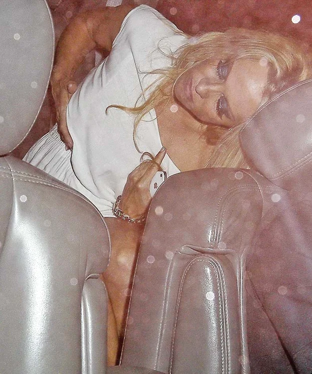 Pamela Anderson e  scoasă beată-mangă din cluburile de noapte