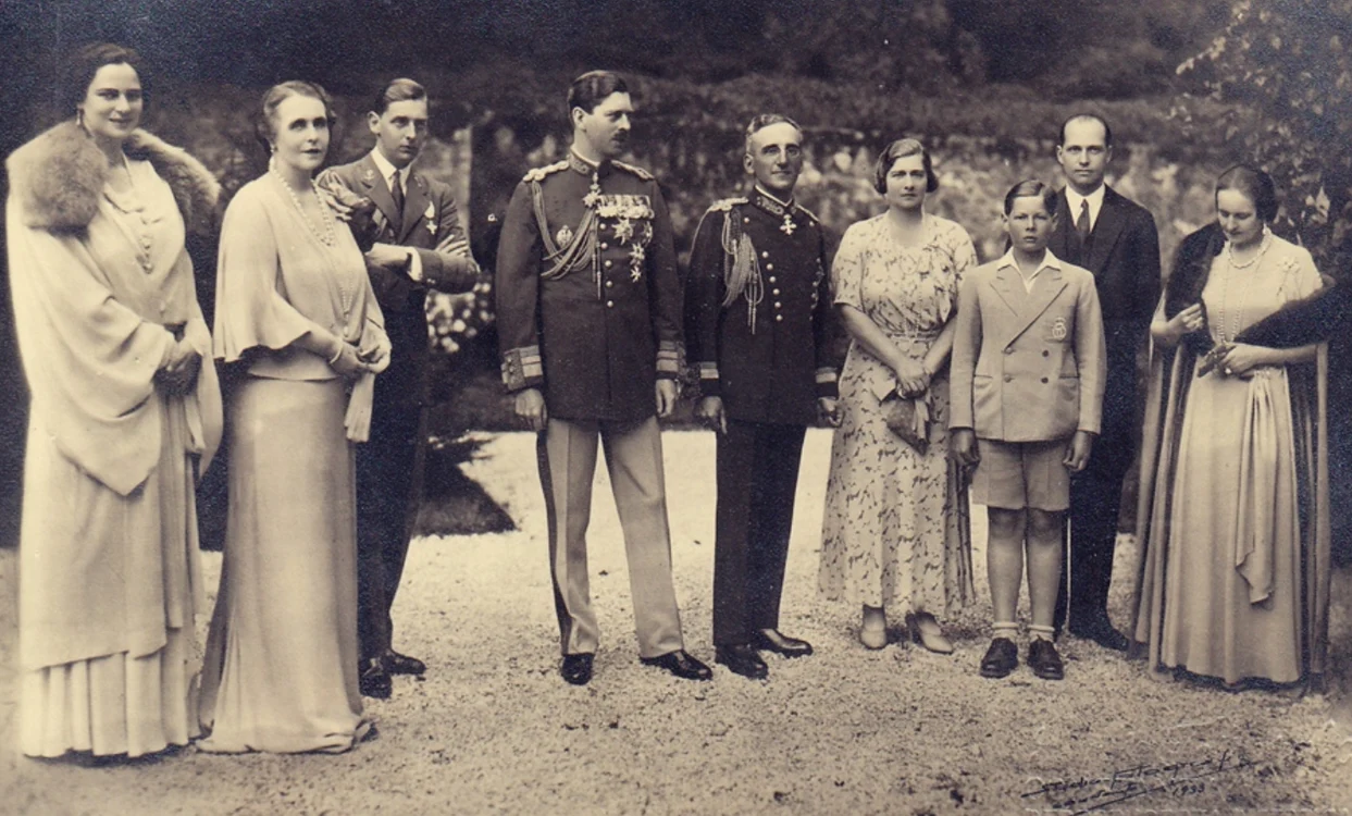 Familia Regală română, cu principele Nicolae al treilea din stânga