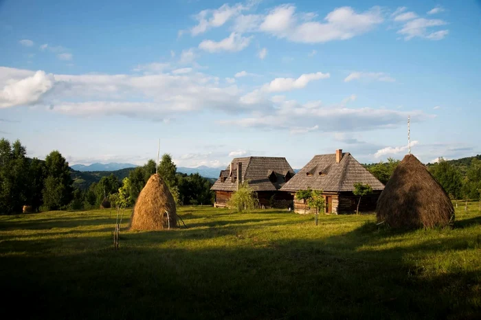 Case tradiționale Ansamblul Botiza Maramureș Sursă Romania Sotheby’s International Realty