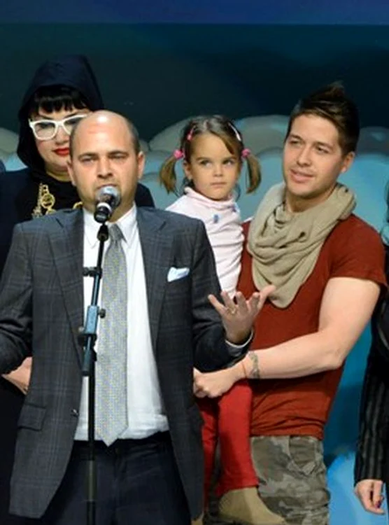 Fetiţa lui Jorge vrea de la Moş Nicolae un microfon şi o chitară.
