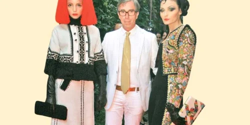 Philippe Guilet (centru) alături de două dintre modelele din colecţia sa