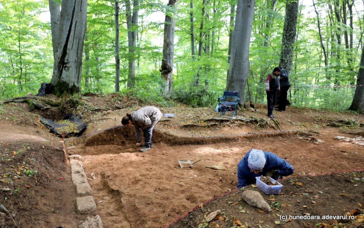 Săpături arheologice la Piatra Roşie. FOTO: Daniel Guţă. ADEVĂRUL.
