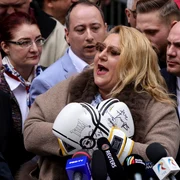 Diana Șoșoacă cu mănuși de box la BEC FOTO INQUAM Photos Octav Ganea jpg