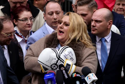 Diana Șoșoacă cu mănuși de box la BEC FOTO INQUAM Photos Octav Ganea jpg