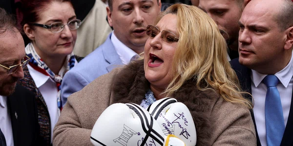 Diana Șoșoacă cu mănuși de box la BEC FOTO INQUAM Photos Octav Ganea jpg
