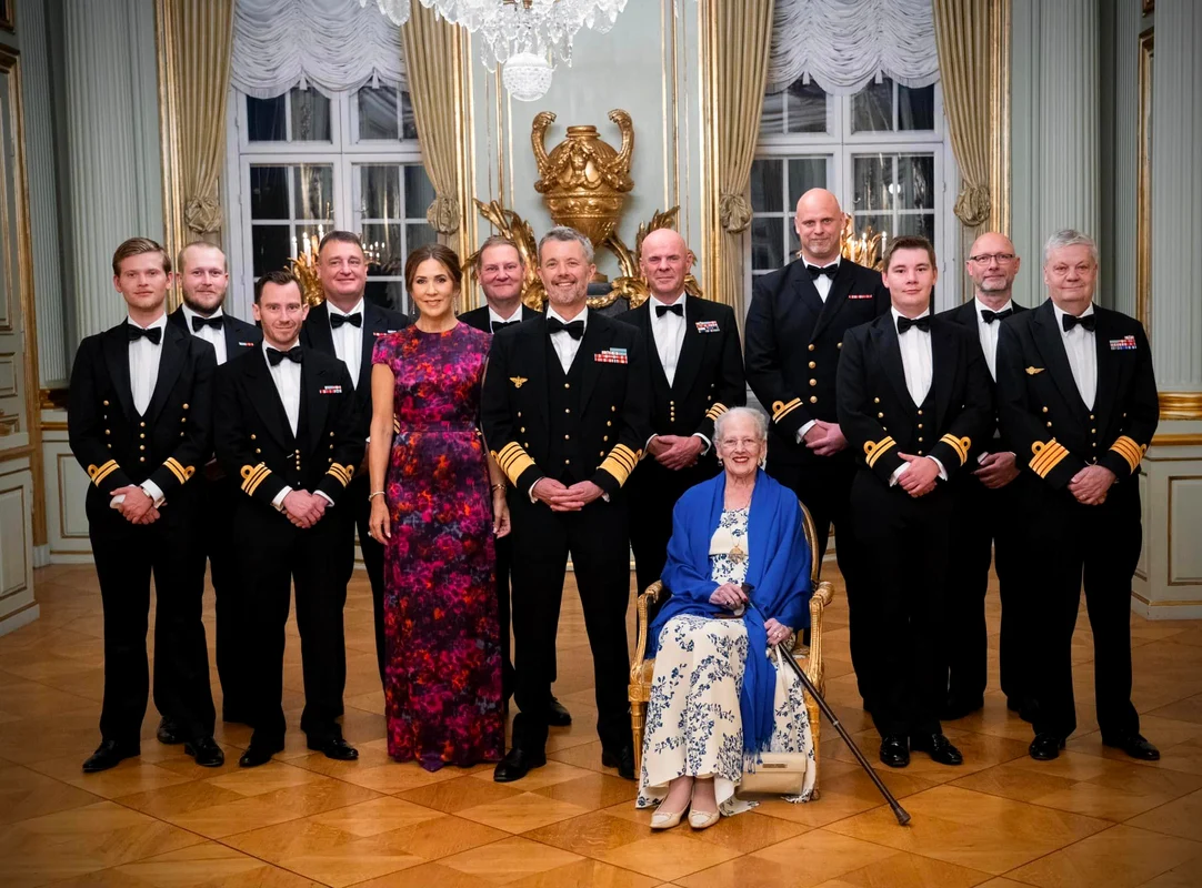 Regina Mary și Regele Frederik la balul ofițerilor