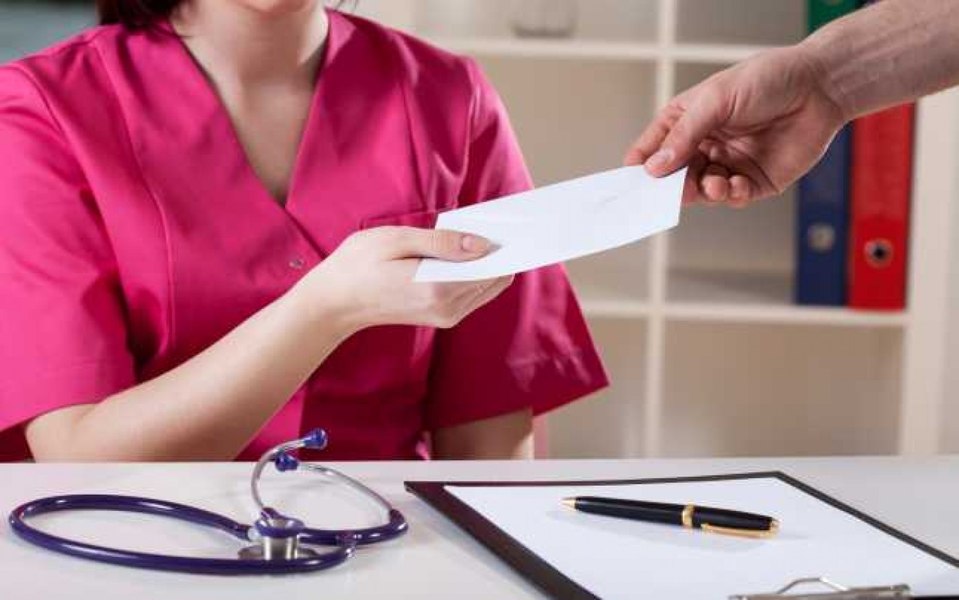 Doctorițele de la Facultatea de Medicină care luau mită au fost date afară. Judecătorii le trimiseseră la închisoare