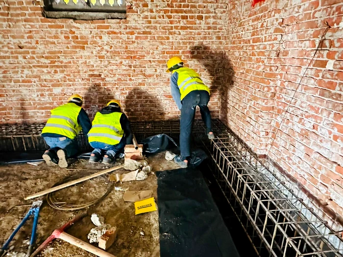 Muncitorii de pe șantierul teatrului de vară Bazilescu refac de la 0 construcția