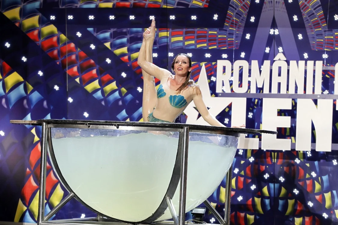 „Sirena“ Sandy Medinia făcut deliciul
publicului cu numărul sau de dans în apă FOTO pRO tv