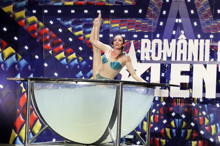 „Sirena“ Sandy Medinia făcut deliciul
publicului cu numărul sau de dans în apă FOTO pRO tv