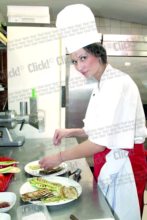 
    Sexoasa vedetă  demonstrează că e  as în tainele bucătăriei  