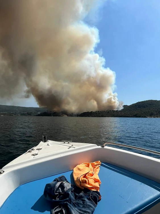 Incendiu surprins de un turist român în Sithonia. Foto: Facebook/Andreea Piuaru