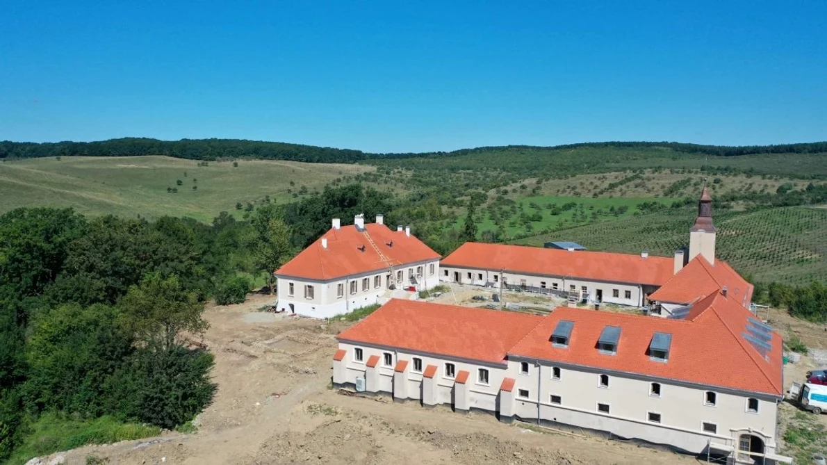 Urmele unor ziduri masive de piatră, descoperite la castelul Teleki din Posmuș, județul Bistrița Năsăud | FOTO jpeg