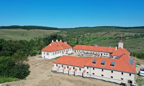 Urmele unor ziduri masive de piatră, descoperite la castelul Teleki din Posmuș, județul Bistrița Năsăud | FOTO jpeg