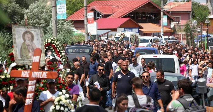 Sute de persoane îl conduc pe Nae Nicolae pe ultimul drum FOTO Sever Gheorghe