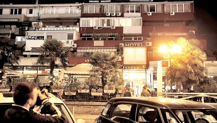 Hotelul Super 8, din Skopje, Macedonia, este închis şi păzit de Poliţie