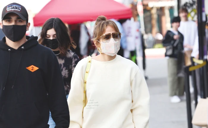 Jlo, înainte de a se îmbarca în avion spre SUA