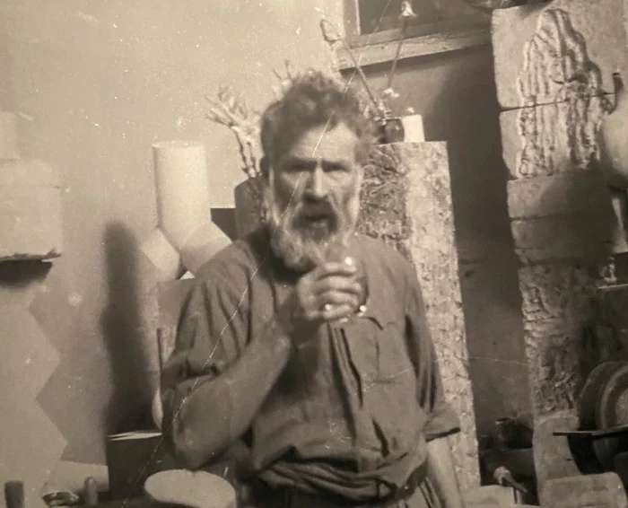Brâncuși, fotografie din atelier, aflată la expoziția de la Timișoara