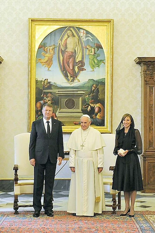 
    Klaus Iohannis și soția sa au fost în audiență la Papa FranciscFoto: Facebook  