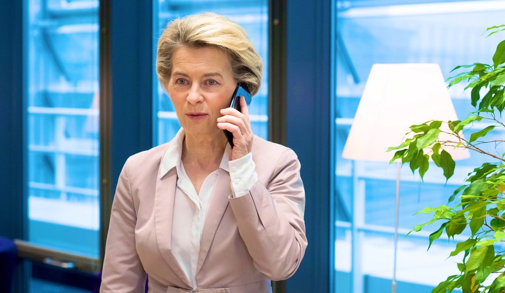 Mesajele Ursulei von der Leyen dispar automat. Explicațiile Comisiei Europene: „Altfel, telefonul ar lua foc”