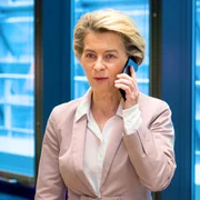 ursula von der leyen telefon foto x jpg