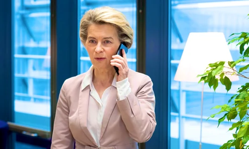 ursula von der leyen telefon foto x jpg