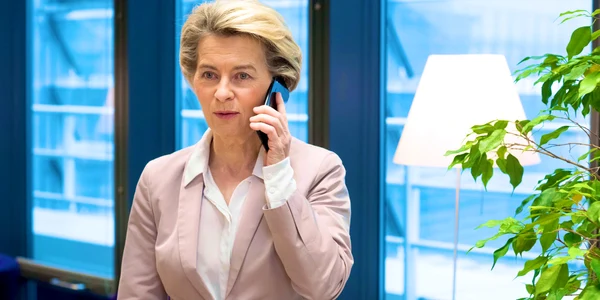 ursula von der leyen telefon foto x jpg