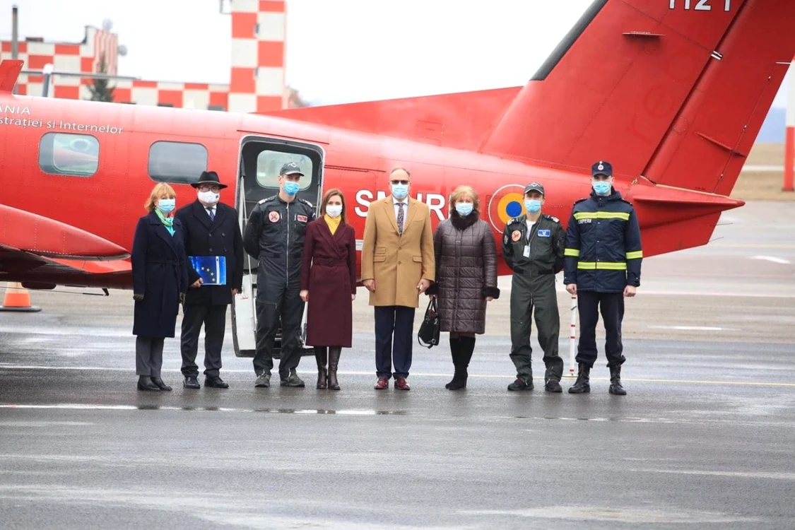 Maia Sandu, preşedintele Republicii Moldova, la primirea primelor vaccinuri anti-COVID-19, donate de România