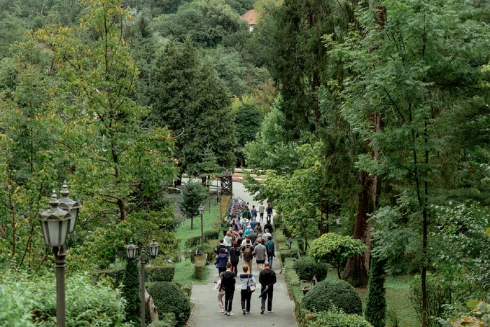 Turiști care se plimbă pe o alee din parcul balnear de la Govora, Vâlcea  Foto StudioGovora Marius V